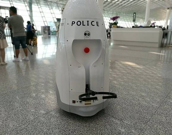 国内首台智能安保机器人上岗:配带电防暴叉