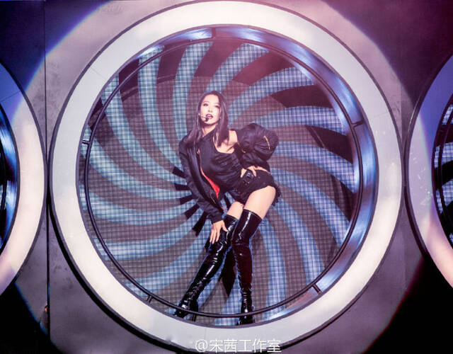 宋茜以一首《worth it》热舞开场,她穿长筒靴露大腿,上衣下滑香肩太美