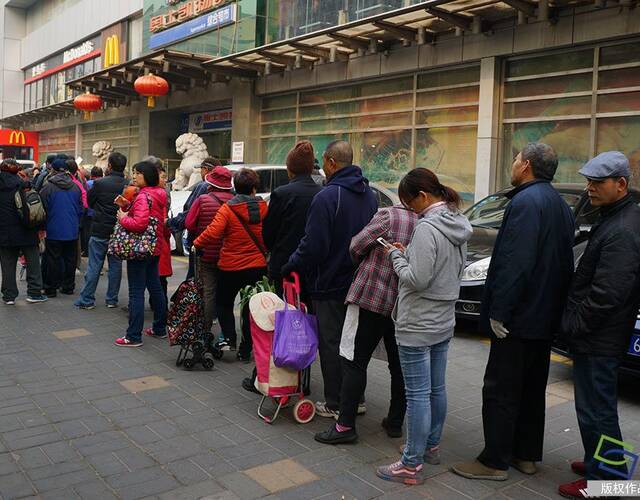 市民排50米长队选购储冬菜