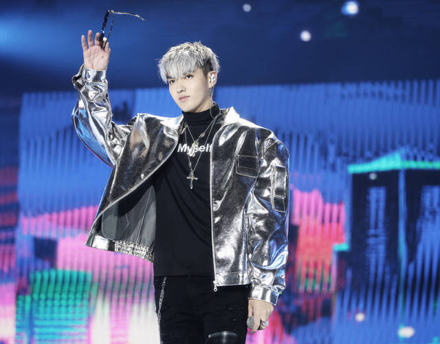 吴亦凡生日会首唱新歌 衬衣太性感引尖叫