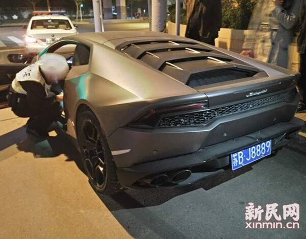 这辆悬挂着牌号苏bj8889的灰色兰博基尼跑车前挡风玻璃内的车架号码