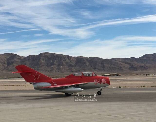 参展的546号乌米格-15双座战斗教练机(又称米格-15uti,图中这架仅保留