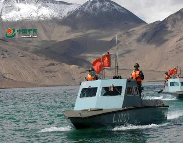 图为班公湖上的"西海舰队"水上训练迅速抢滩.