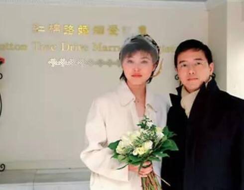 89公斤的女儿.图为张锦程与张延在港领证(资料图)