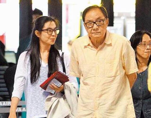 据悉,王耀煌曾是台湾篮球队最年轻的运动员.图为王祖贤戴墨镜现身.