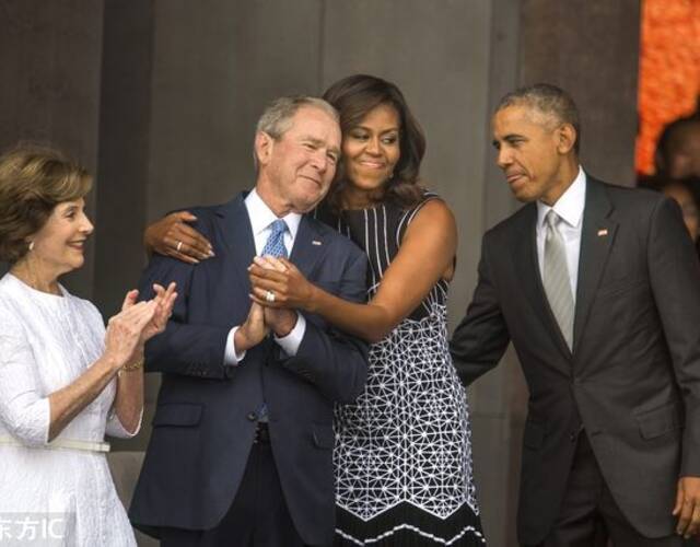 裔美国人历史与文化国家博物馆正式开馆,第一夫人米歇尔拥抱小布什,有