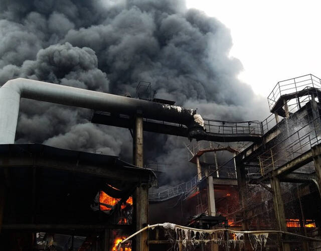 广西一冶炼厂突发大火 浓烟冲天伴随爆炸声