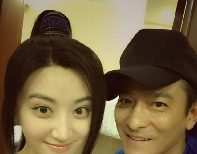 景甜晒《长城》花絮照 与张艺谋刘德华亲密自拍