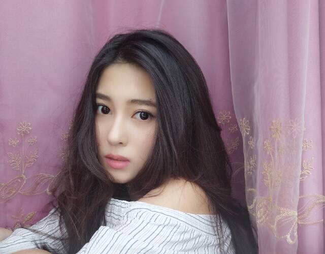 刘晓宇女友新年晒照 大秀香肩美腿