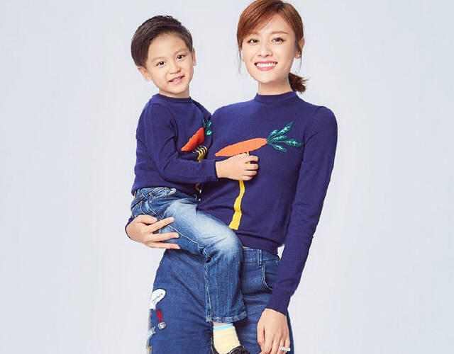 叶一茜怀抱小亮仔