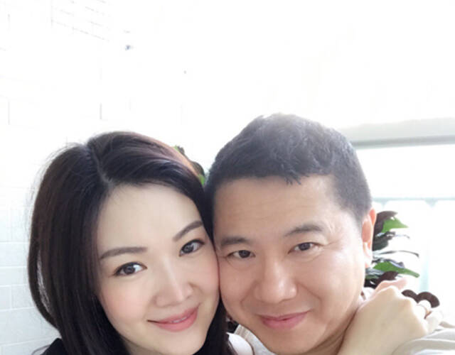 叶翠翠和老公恩爱合影.(资料图)