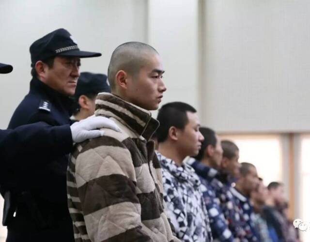 黑社会团伙穿睡衣上法庭