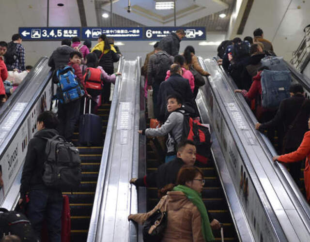 跟随着广州火车站的人潮进站,上电梯时,石欣回头看了看这里.