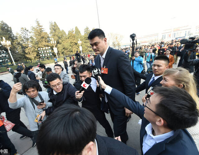 2017全国两会召开 成龙赵本山等委员陆续报到