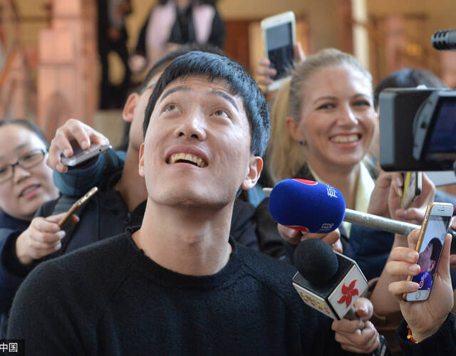刘翔遇记者采访走错楼层又折返