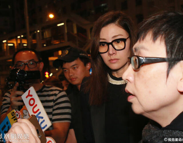 戴眼镜的李嘉欣现身大堂,期间有记者询问有否听闻胡家骅生前健康不佳