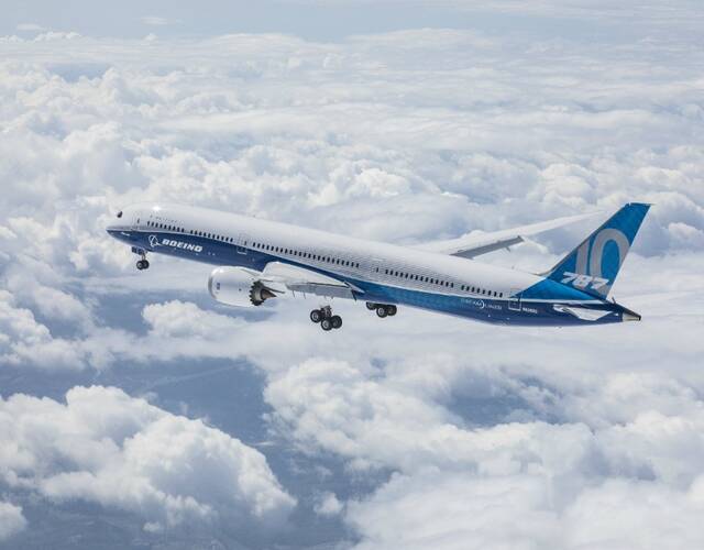 波音787-10是在波音787-9基礎上的加長型,為面對空客a350的挑戰而研發