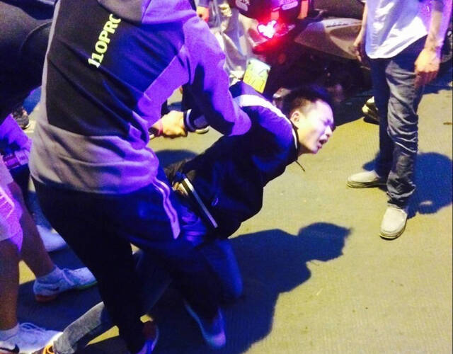 男子在体育学院门口持刀抢劫 被学生制服在地