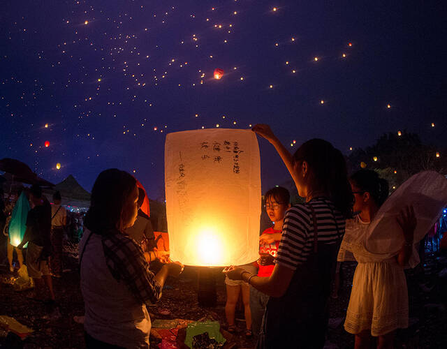 西双版纳:放飞孔明灯 庆祝傣历新年