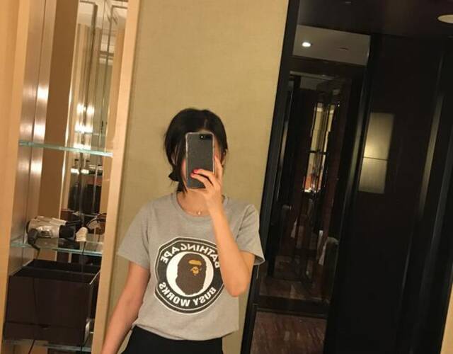 刘晓宇女友晒度假照 豪乳抢镜