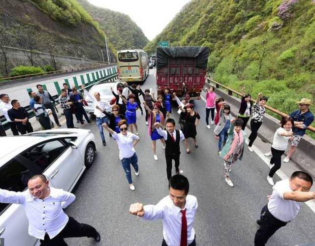 西安高速公路堵车 乘客们下车尬起舞