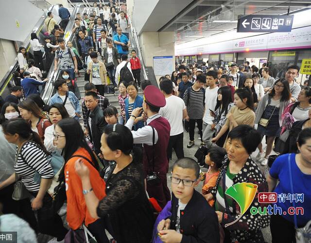 武汉地铁假期人潮拥挤 小孩垃圾桶上小便