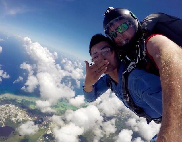 方硕带女友高空跳伞求婚成功