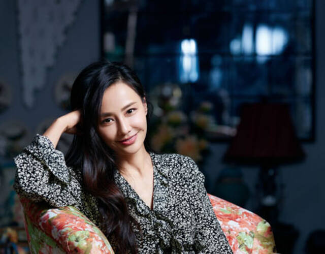 马雅舒携儿女登封面 画面温馨有爱