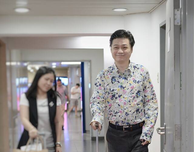 崔永元携女助理同行满脸笑 碎花衬衣头发锃亮