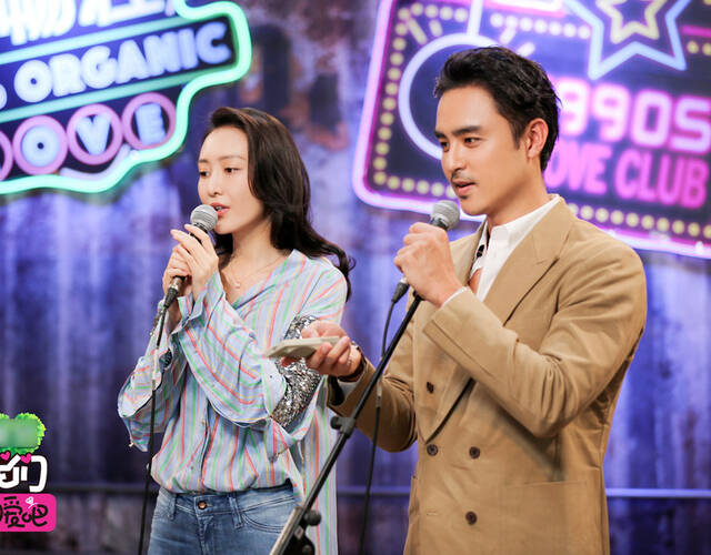 王鸥开车载明道做公益 "霸道"牵手超甜