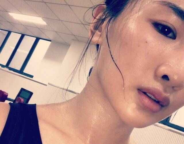 何雯娜晒私照尽显身姿 训练自拍香汗淋漓