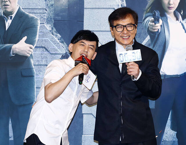 成龙助阵《逆时营救》首映 霍建华杨幂现场扳手腕