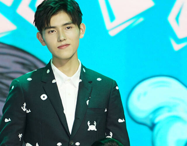 陈红助阵儿子陈飞宇《秘果》首映 台下感动眼眶湿润