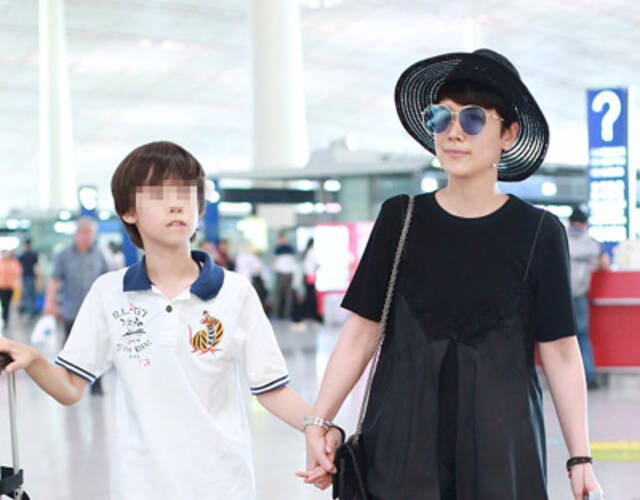 海清10岁儿子长成大小伙儿 和妈妈手牵手母子情深