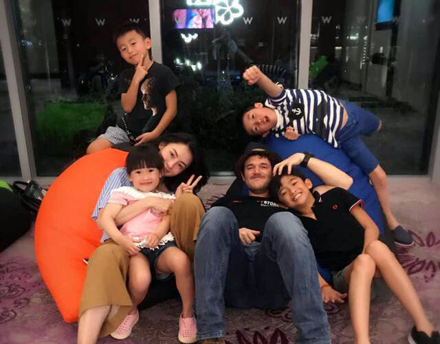 另一张照片中,见到张柏芝和两个宝贝儿子lucas和quintus与该外籍男士