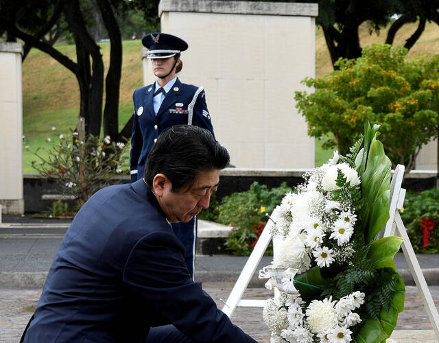 日本首相安倍晋三于12月26号抵达夏威夷,将与美国总统奥巴马一同访问