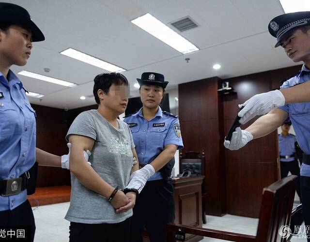 她殴打警察致嫌犯逃脱 获刑3年半
