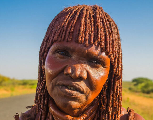 非洲原始部落独特风俗:唇盘越大越美