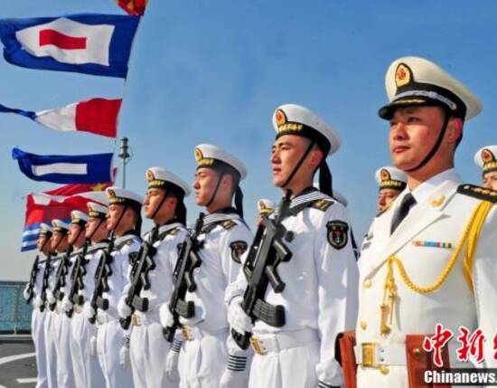 1月22日上午,新型导弹驱逐舰西宁舰入列命名授旗仪式,在北海舰队某