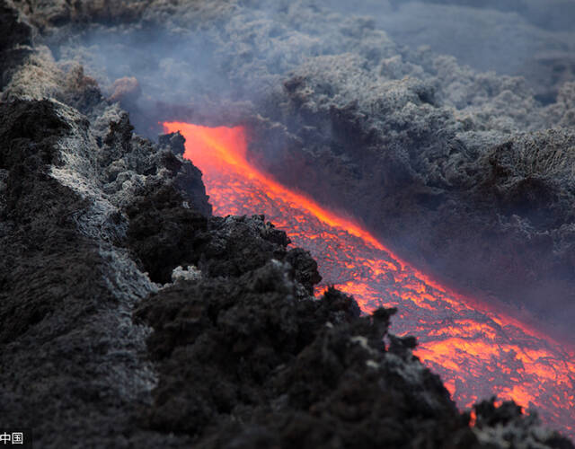 意埃特纳火山喷发 岩浆流动似"火龙"