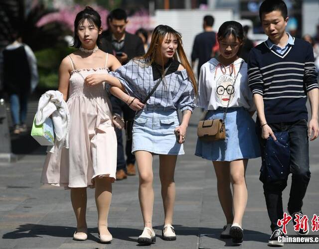 成都升温 美女清凉打扮提前入夏