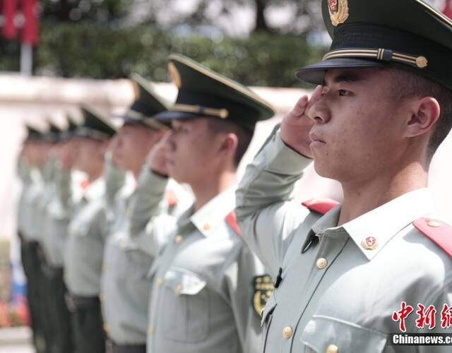 武警们敬礼. 中新社记者 张亨伟 摄