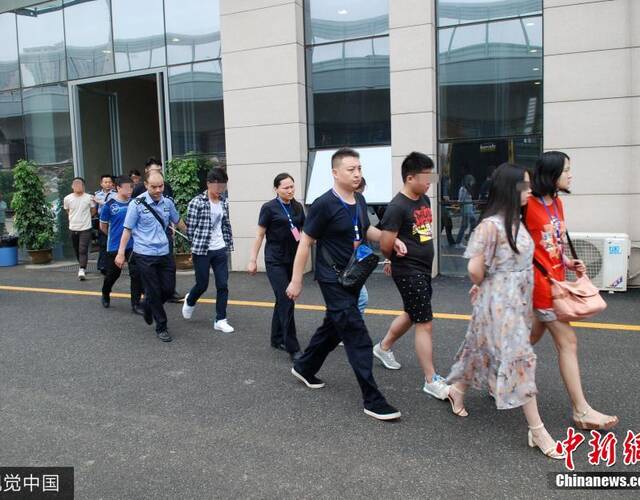 武汉警方破获特大网络诈骗案 808人落网