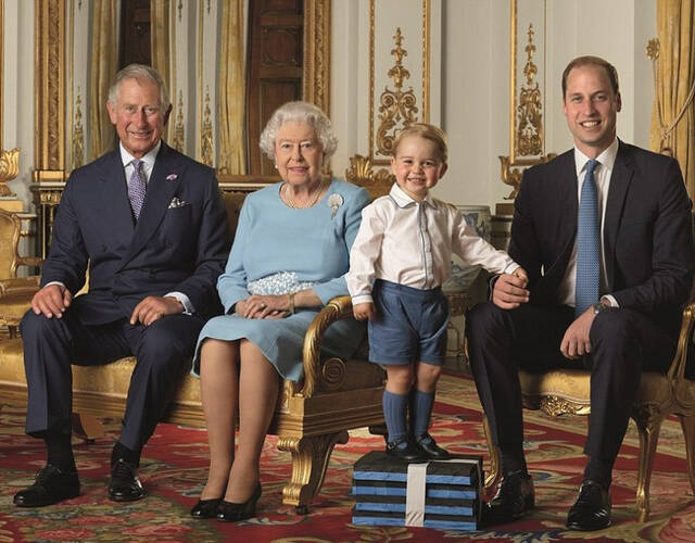 在女王生日前夕,英国皇家邮政发布了以女王全家福为图案的纪念邮票.