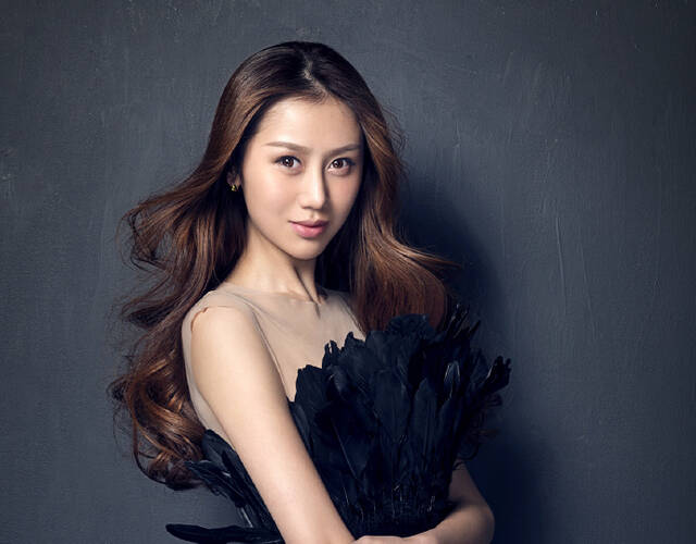 孙悦携爱妻拍性感写真 性感泳装搭配完美肌肉线条