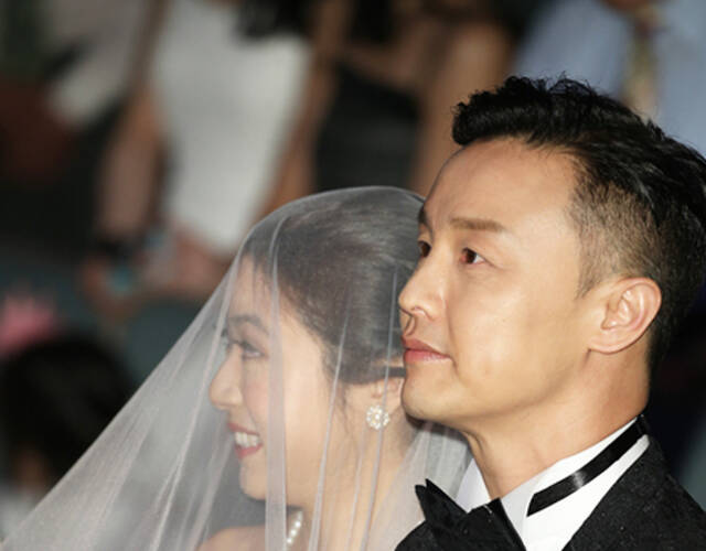 2016年5月7日,香港, 现年53岁的香港男歌手郑敬基,今日与年轻19岁娇妻