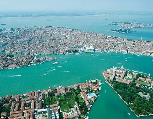 意大利东北部的威尼斯是世界著名旅游城市,穿过亚得里亚海的17个小岛