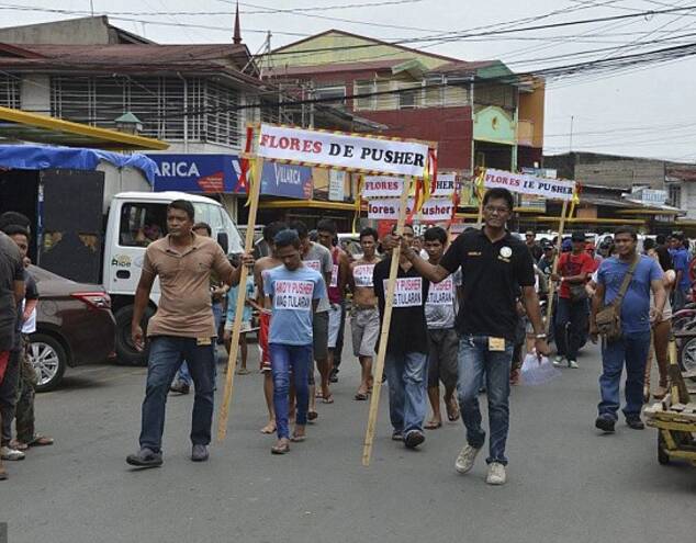 菲律宾:11名毒贩戴批斗标语游街