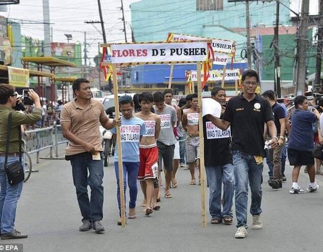 菲律宾:11名毒贩戴批斗标语游街