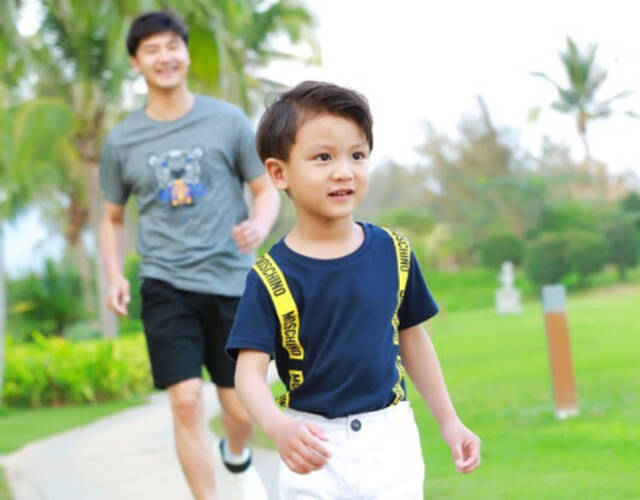 田亮晒一家四口照 弟弟颜值高太抢眼